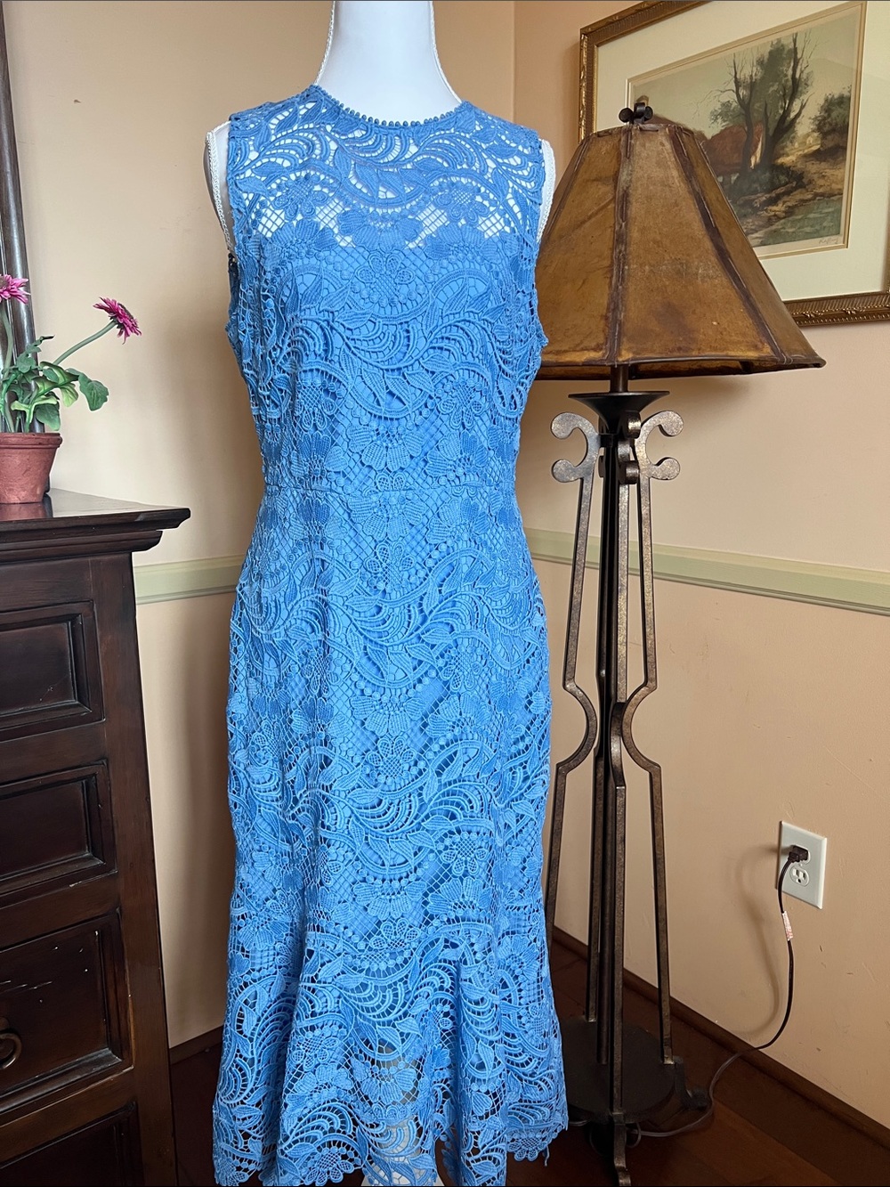 Shoshanna Blue Guipure Lace Hi-Lo midi dress GUC Size 6. Sleeves Removed